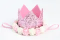 Primer plano de una diadema con corona de purpurina rosa decorada con rosas de espuma. - VACÍO / Rosa bicolor