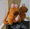 Mochila de peluche capibara marrón con lazo de cuadros rosa y colgante conejo - 35cm / Estilo Conejo con Lazo Rosa / Rosa Cerdito Loli