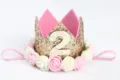 Diadema de corona dorada con purpurina para 2º cumpleaños y rosas de espuma rosa y blancas - Número 2 / Oro claro