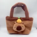 Adorable bolso de peluche de carpincho marrón con un lindo diseño de decoración de naranja - Bolsa De Mano Carpincho Marrón Oscuro