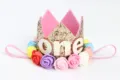 Diadema de corona brillante dorada para bebé con flores para primer cumpleaños - Número ONE / Oro Claro Arcoíris