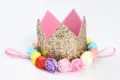 Diadema corona de purpurina dorada para niños con rosas de colores y cinta rosa. - VACÍO / Oro Claro Arcoíris