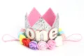 Corona brillante para el primer cumpleaños del bebé con rosas artificiales de colores - Número ONE / Plata Holográfica