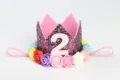 Diadema con corona de flores brillantes para fiesta de segundo cumpleaños de niña pequeña - Número 2 / Rosa Rojo Arcoiris