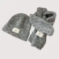 Conjunto de invierno de dos piezas gorro de punto de lana y bufanda gris cálido. - Gris claro