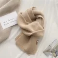 Kuscheliger, beige Strickschal im Detail, weicher Kaschmir-Gefühl Winterschal für Damen. - Beige