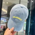 Detailansicht der hellblauen Jeans-Baseballkappe mit gelber Los Angeles Stickerei vorne. - M (56-58cm Verstellbar) / 83 Los Angeles Stil / Hellblau