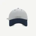 Nahaufnahme der zweifarbigen Baseballkappe mit grauer Krone und dunkelblauem Schirm. - M (56-58cm) / Weiß