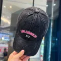 Abgenutzte Jeans-Baseballkappe mit stilvollem rosa bestickten Los Angeles Text und Zahlendetail. - M (56-58cm Verstellbar) / 83 Los Angeles Stil / Schwarz