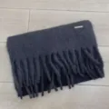 Gemütlicher Winterschal mit Fransen aus Wollmischung in dunklem Grau, weich und warm. - 40x220cm / Schwarz