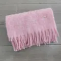 Nahaufnahme des rosa kuscheligen Winterschal mit Fransen und weicher Woll-Mix Textur Detail. - 40x220cm / Kirschblütenrosa