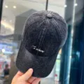 Nahaufnahme einer dunklen Jeans-Baseballkappe mit feiner weißer Stickerei und Detailtextur. - M (56-58cm Verstellbar) / Forever Buchstabe Gestickter Stil / Schwarz