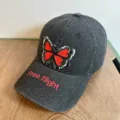 Verwischte Denim-Baseballkappe mit gesticktem Schmetterling und Free flight Textdetail. - M (56-58cm Verstellbar) / Roter Schmetterling Gestickter Stil / Schwarz