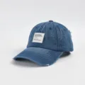 Stilvolle blaue Denim Baseballkappe mit Frontaufnäher und modischem Destroyed-Look. - M (56-58cm Verstellbar) / VOGUE Buchstaben Stoffetikett Stil / Dunkelblau