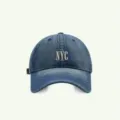 Jeans Baseballcap mit bestickten NYC Buchstaben Details und klassisch gebogenem Schirm. - M (56-58cm Verstellbar) / NYC Buchstaben Bestickt Stil / Dunkelblau