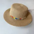 Sommerlicher Boho-Strohhut im Detail mit bunten geflochtenen Fäden und Muschel-Anhänger. - Bunter Seilstil / M (56-58cm)