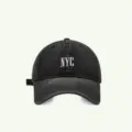 Detailansicht der schwarzen, verwaschenen Jeans-Baseballcap mit weißem NYC-Stickerei. - M (56-58cm Verstellbar) / NYC Buchstaben Bestickt Stil / Schwarz