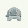 Nahaufnahme der Destroyed Jeans Baseballkappe mit lässigem Used-Look und gebogenem Schirm. - M (56-58cm Verstellbar) / Beidseitig Zerstörter Stil / Hellblau