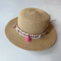 Detailansicht des sommerlichen Strohhuts mit BOHO-Band, Quasten und Muscheln verziert. - Rosa Quaste Stil / M (56-58cm)