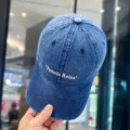 Nahaufnahme der blauen Jeans-Baseballkappe mit weißer Buchstaben-Bestickung und klassischem Design. - M (56-58cm Verstellbar) / Pamela Raina Buchstaben Stickerei Stil / Dunkelblau