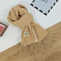 Gemütlicher Winter Schal in Wendelook Kaschmir-Gefühl mit Fransen und gewebtem Etikett. - 68x200cm / Hellcamel Beige