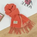 Detailansicht des modischen koreanischen Winter-Wendeschals aus Kaschmir-Imitat mit Fransen. - 68x200cm / Orange-Rot-Beige