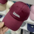 Vista dettagliata del cappellino da baseball bordeaux con lettere ricamate per l'estate. - M（56-58cm） / Borgogna