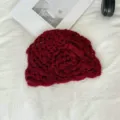Primo piano del berretto in maglia uncinetto rosso scuro, berretto mohair vintage floreale. - M（56-58cm） / Borgogna