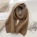 Gemütlicher kamelbrauner Strickschal im Detail mit weicher Textur für Damen im Winter. - Khaki