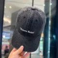 Detailansicht der Washed-Denim-Baseballkappe mit weißer Stickerei und gebogenem Schirm. - M (56-58cm Verstellbar) / Pamela Buchstabe Gestickter Stil / Schwarz