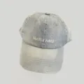 Detailansicht der Used-Look Jeans Baseballcap mit weißer Hustle Hard Stickerei und Ösen. - M (56-58cm Verstellbar) / HUSTLE Buchstabe Gestickter Stil / Hellblau