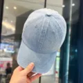 Detailansicht einer klassischen hellblauen Denim-Baseballkappe mit feiner Stoffstruktur. - M (56-58cm Verstellbar) / Schlichter Stil / Hellblau