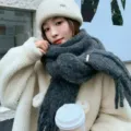 Einfarbige dicke Fransentrikotschal und Mütze Set für Damen im Winter warm gemütlich - 40x220cm / Dunkelgrau