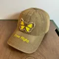 Braune Denim Baseballkappe mit gelber Schmetterlingsstickerei und Free flight Schriftzug. - M (56-58cm Verstellbar) / Gelbe Schmetterling Stickerei Stil / Khaki