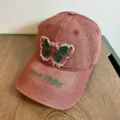 Verstellbare Jeans Baseballcap mit Schmetterling Stickerei und modischen Buchstaben fur Damen. - M (56-58cm Verstellbar) / Dunkelgrüner Schmetterling Gestickter Stil / Burgunderrot