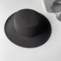 Schwarzer Wollfilz Flachhut Fedora Retro breite Krempe Winter Herbst Damen Herren Accessoire - M (56-58cm) / Schwarz