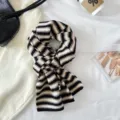 Écharpe en tricot rayée noir et blanc chic pour femmes, cache-cou chaud et doux. - Noir