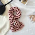 Écharpe en tricot à rayures roses pour femmes, accessoire chaud et doux pour l'hiver. - Rose