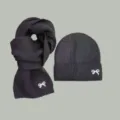 Kinder schwarze Strickmuetze und Schal Set mit suessen weissen gestickten Schleifen Details. - Schwarz