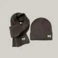Kinder Strickmütze und Schal Set, dunkelgraue warme Mütze mit süßer weißer Schleife. - Braun