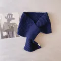 Dunkelblauer Strickschal für Damen, warmer Kreuzhals-Muffler im Winter, weicher kuscheliger Halstuch - 15x75cm / Marineblau