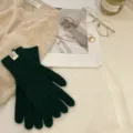 Primer plano de guantes de punto verde oscuro, textura cálida de lana de invierno. - Talla única / Verde bosque
