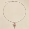 Primo piano di una collana con catena argentata e un grazioso ciondolo a medusa in vetro rosa. - Collana Medusa / Rosa