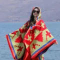 Etnische poncho met capuchon vrouw warme gebreide mantel winter reis stijlvolle franje - 130x150cm / Rood Geel Blauw