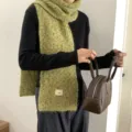 Grüner melierter Strickschal für Damen, gemütliches Winteraccessoire mit Buchstabenlabel. - Ggg Schal Grün
