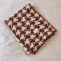 Gemütlicher brauner Hahnentritt Strickschal für Damen, warmer Winterschal Detailansicht. - Hahnentritt Rosa