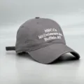 Casquette de baseball grise avec broderie blanche, chapeau de soleil casual et élégant. - Réglable / Gris