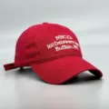 Vue détaillée de la casquette de baseball rouge en coton avec broderie blanche. - Réglable / Rouge