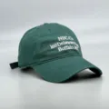 Gros plan de la casquette en coton vert foncé avec un texte brodé blanc détaillé sur le devant. - Réglable / Vert