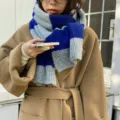 Blau grauer gestrickter Schal, dicker warmer Winterschal für Damen und modebewusste Mädels. - Gestreift Königsblau Grau